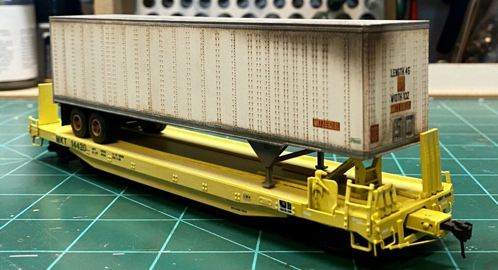 MKT 50′ converted piggyback flat undecorated kit w/o trucksHO scale