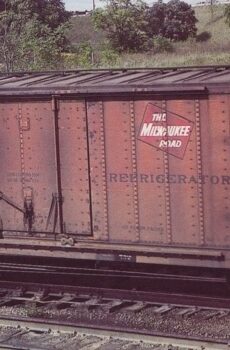 DSDX 40' insulated boxcar. Rebuilt 8'2" plug door version 2 Assembled and decorated