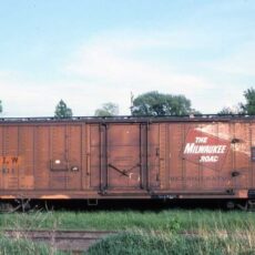 DSDX 40' insulated boxcar. Rebuilt with 8'2" Superior four rod door