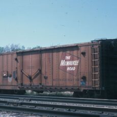 DSDX 40′ insulated boxcar 10' plug door w/ decals