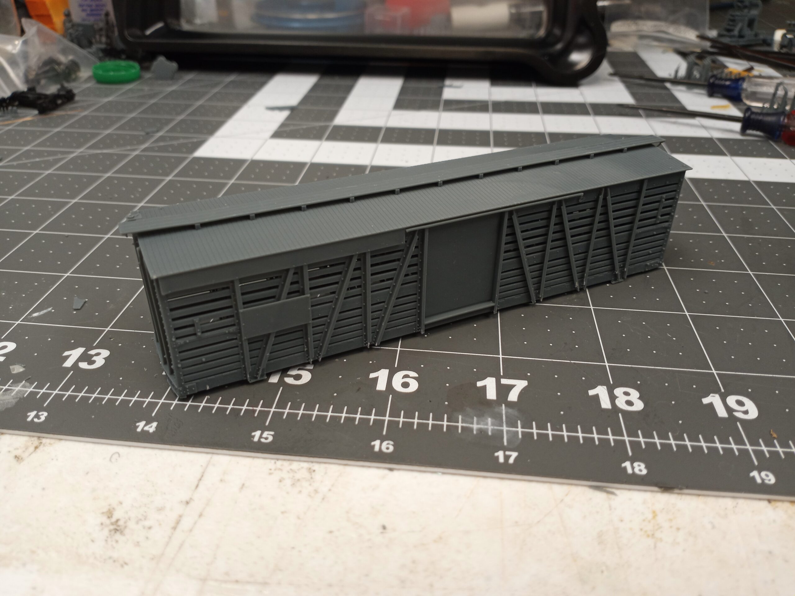 Western Pacific 40’ Pullman Stockcar, Metal number boards, Wood Roof #76033-76232 AB brakes w/decals - Image 4